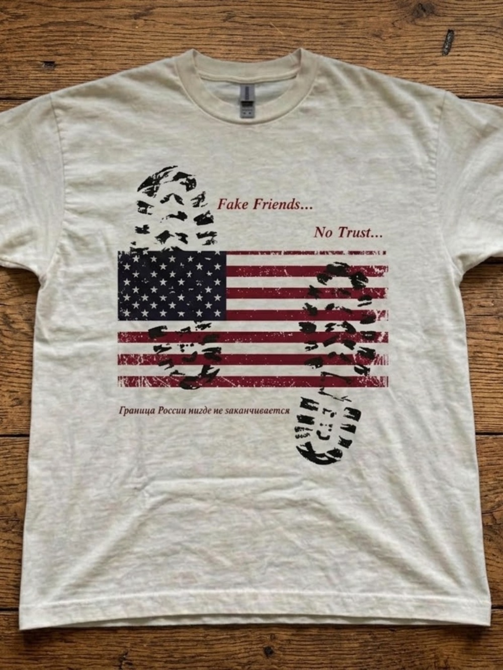 Gildan Men's White Graphic T-Shirt with American Flag Print